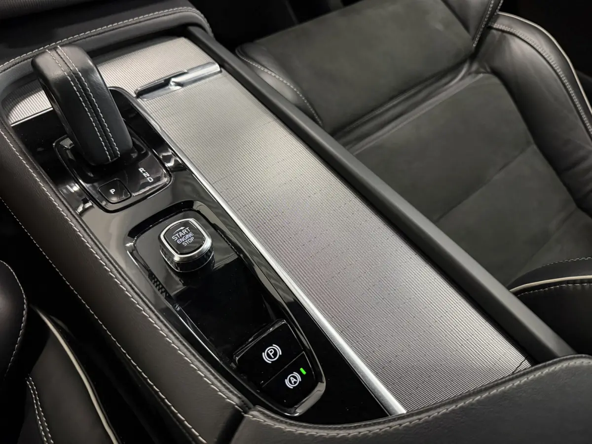 T8 Recharge AWD R-Design 49.000km/PANO/LUCHTVERING/SOH 96%/TREKHAAK/22"/HEAD-UP/H&K/LEER-ALCANTARA R-DESIGN SP. STOELEN/MEMORY/ACC/PILOT-ASSIST/PINE-GREY/NET OH BEURT GEHAD BIJ VOLVO