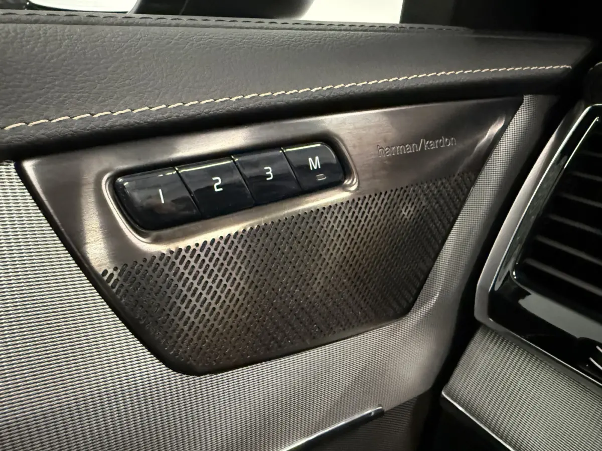 T8 Recharge AWD R-Design 49.000km/PANO/LUCHTVERING/SOH 96%/TREKHAAK/22"/HEAD-UP/H&K/LEER-ALCANTARA R-DESIGN SP. STOELEN/MEMORY/ACC/PILOT-ASSIST/PINE-GREY/NET OH BEURT GEHAD BIJ VOLVO