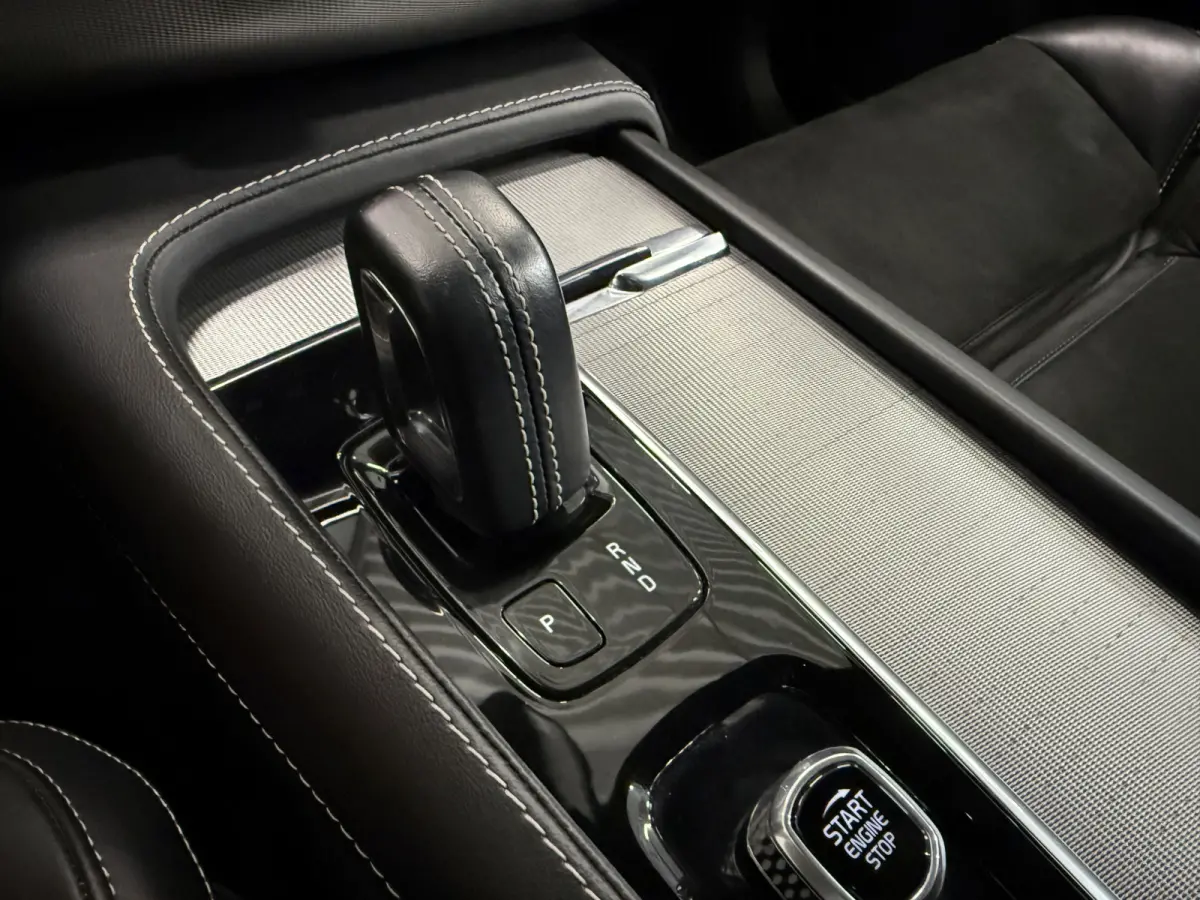 T8 Recharge AWD R-Design 49.000km/PANO/LUCHTVERING/SOH 96%/TREKHAAK/22"/HEAD-UP/H&K/LEER-ALCANTARA R-DESIGN SP. STOELEN/MEMORY/ACC/PILOT-ASSIST/PINE-GREY/NET OH BEURT GEHAD BIJ VOLVO