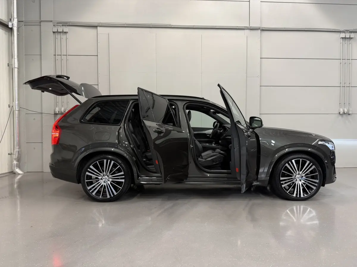 T8 Recharge AWD R-Design 49.000km/PANO/LUCHTVERING/SOH 96%/TREKHAAK/22"/HEAD-UP/H&K/LEER-ALCANTARA R-DESIGN SP. STOELEN/MEMORY/ACC/PILOT-ASSIST/PINE-GREY/NET OH BEURT GEHAD BIJ VOLVO