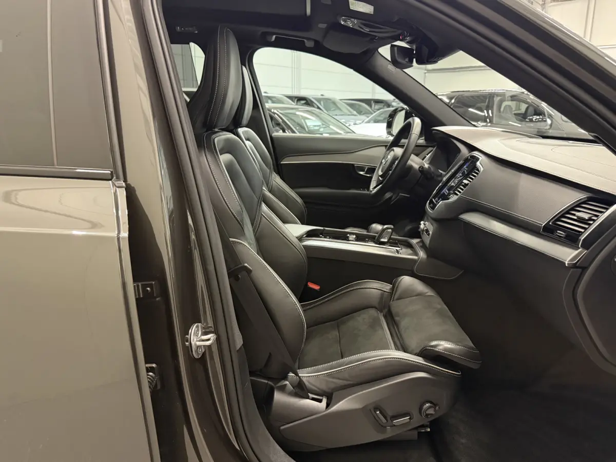 T8 Recharge AWD R-Design 49.000km/PANO/LUCHTVERING/SOH 96%/TREKHAAK/22"/HEAD-UP/H&K/LEER-ALCANTARA R-DESIGN SP. STOELEN/MEMORY/ACC/PILOT-ASSIST/PINE-GREY/NET OH BEURT GEHAD BIJ VOLVO