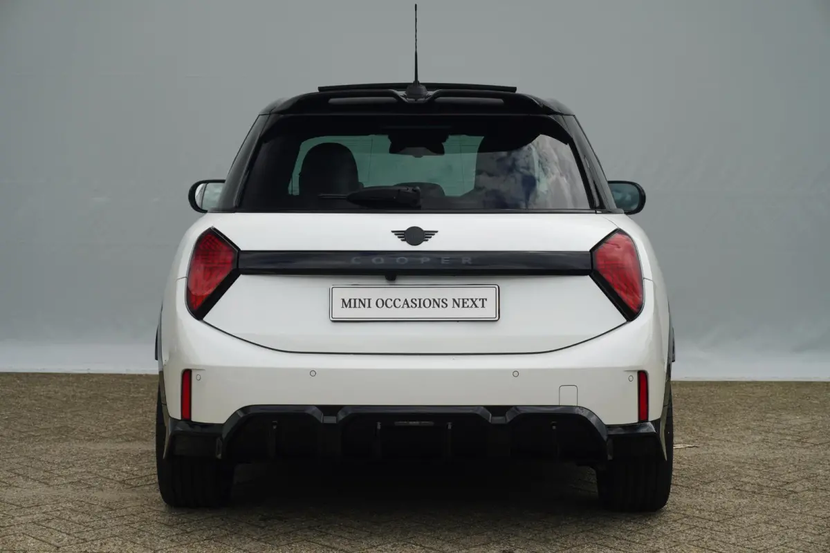 Cooper C | John Cooper Works Uitvoering | Pakket XL | Memorystoelen | Stoel & Stuurverwarming | Harman Kardon | Panoramadak | Driving Assistant Plus
