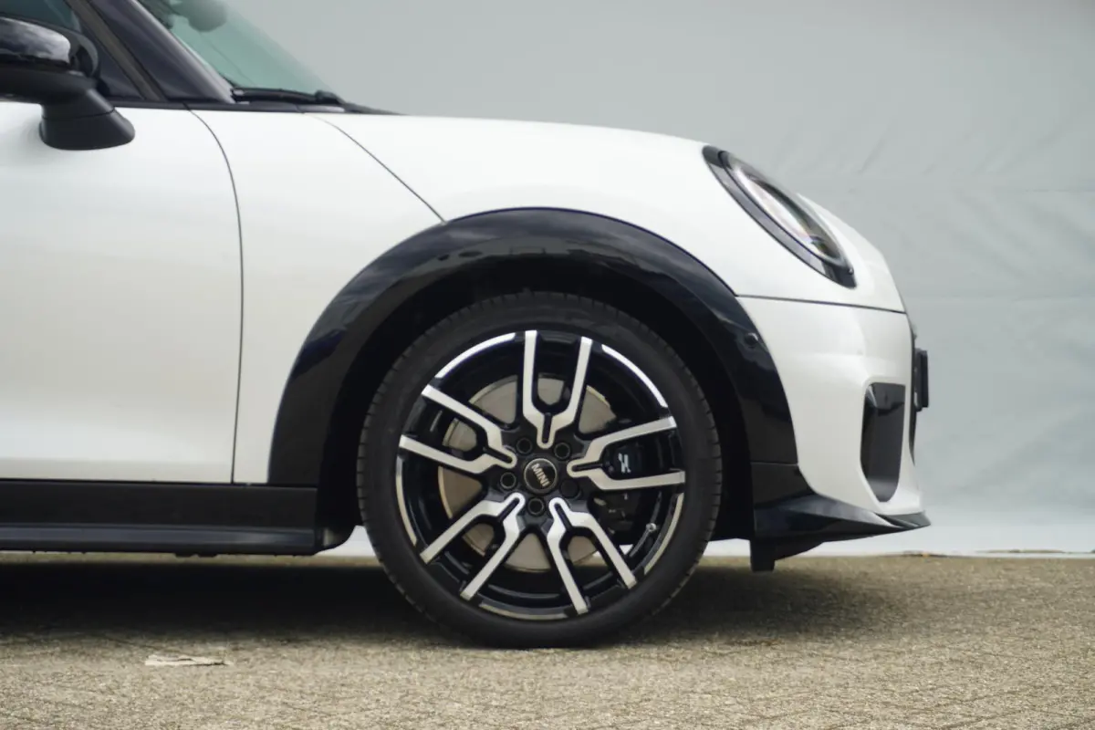 Cooper C | John Cooper Works Uitvoering | Pakket XL | Memorystoelen | Stoel & Stuurverwarming | Harman Kardon | Panoramadak | Driving Assistant Plus