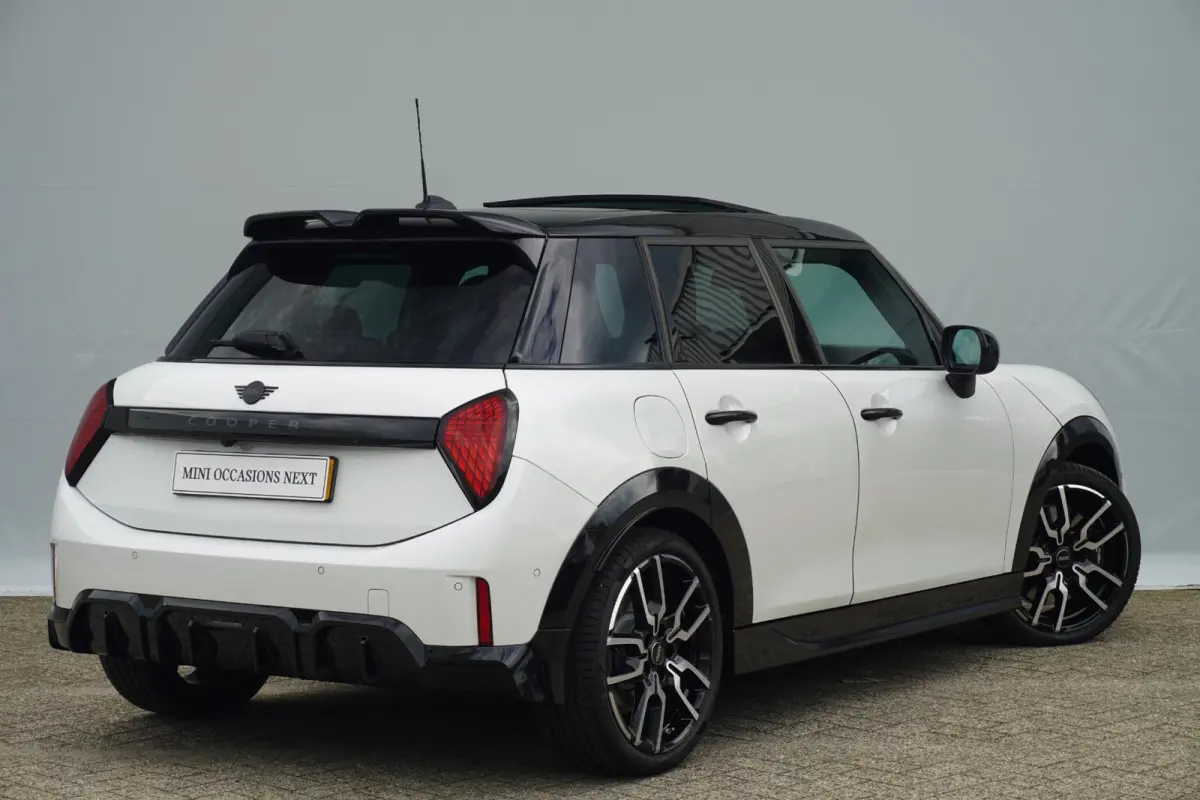 Cooper C | John Cooper Works Uitvoering | Pakket XL | Memorystoelen | Stoel & Stuurverwarming | Harman Kardon | Panoramadak | Driving Assistant Plus