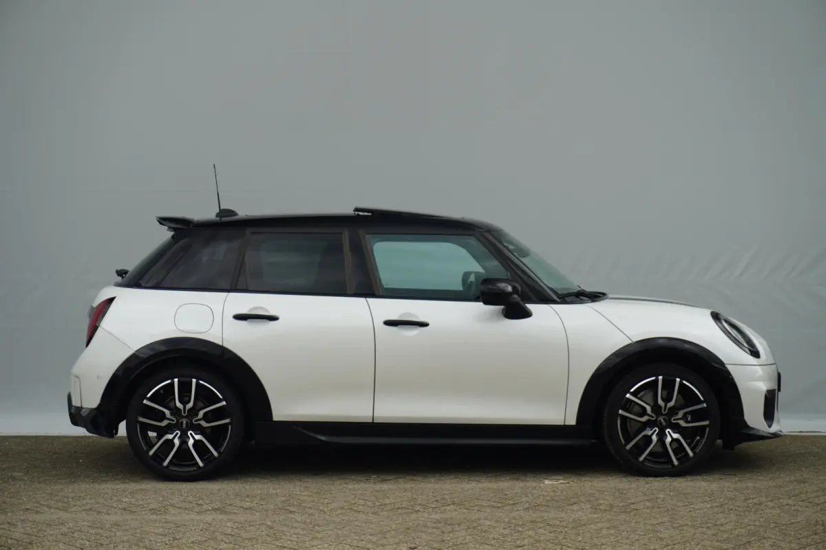 Cooper C | John Cooper Works Uitvoering | Pakket XL | Memorystoelen | Stoel & Stuurverwarming | Harman Kardon | Panoramadak | Driving Assistant Plus