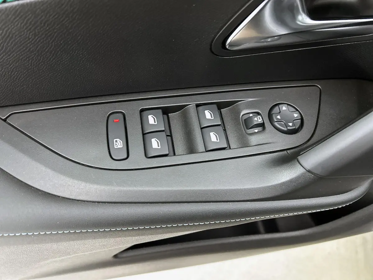 1.2 130pk Allure Pack Automaat | Apple Carplay/Android Auto | Climate Control | Stoelverwarming | Adaptieve Cruise Control | 17"LMV | LED | Camera |