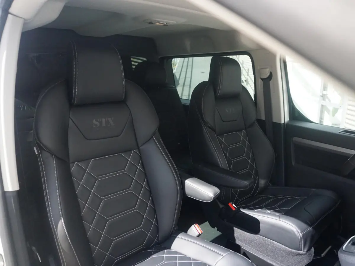 Vivaro-e 75kWh | STX Sport | Mooiste  bus van NL (!) | Lederen bekleding | Spoilerpakket | 18 inch Lichtmetalen velgen | Dynamic Comfort NAV Pakket | Winterpakket | 2x schuifdeur | Betimmeri