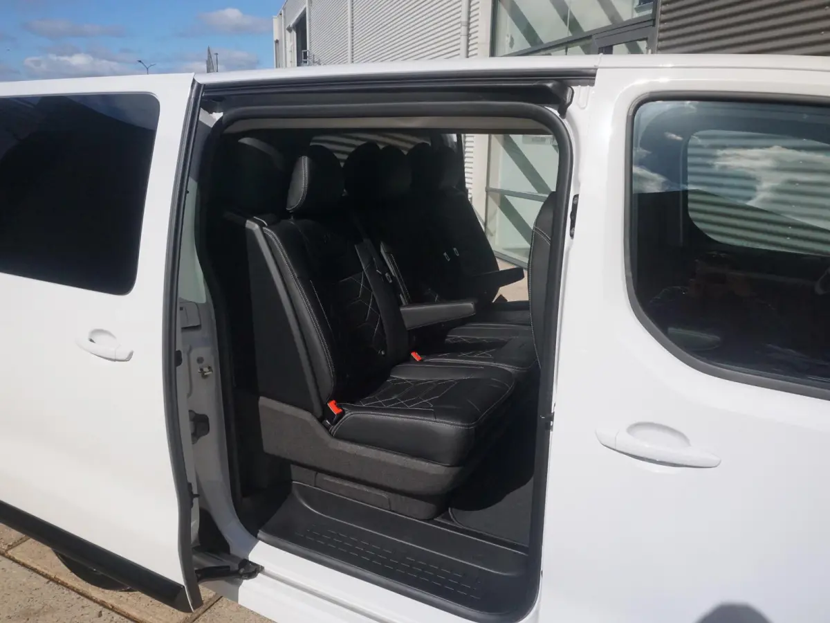 Vivaro-e 75kWh | STX Sport | Mooiste  bus van NL (!) | Lederen bekleding | Spoilerpakket | 18 inch Lichtmetalen velgen | Dynamic Comfort NAV Pakket | Winterpakket | 2x schuifdeur | Betimmeri