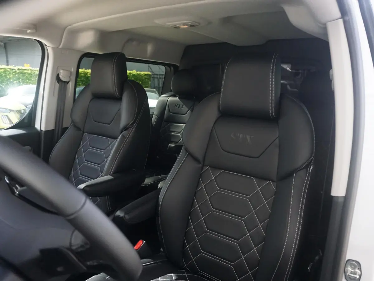 Vivaro-e 75kWh | STX Sport | Mooiste  bus van NL (!) | Lederen bekleding | Spoilerpakket | 18 inch Lichtmetalen velgen | Dynamic Comfort NAV Pakket | Winterpakket | 2x schuifdeur | Betimmeri
