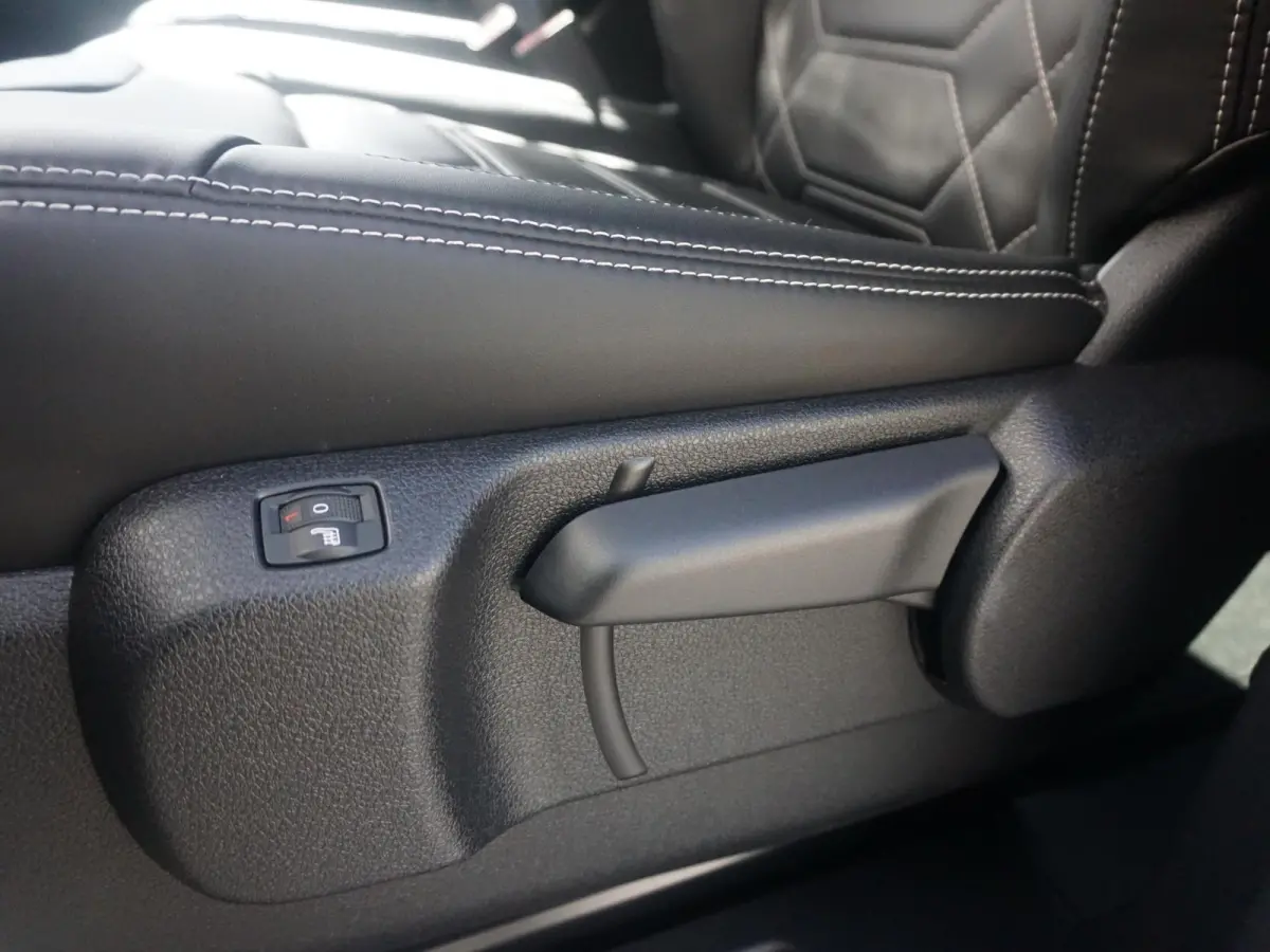 Vivaro-e 75kWh | STX Sport | Mooiste  bus van NL (!) | Lederen bekleding | Spoilerpakket | 18 inch Lichtmetalen velgen | Dynamic Comfort NAV Pakket | Winterpakket | 2x schuifdeur | Betimmeri