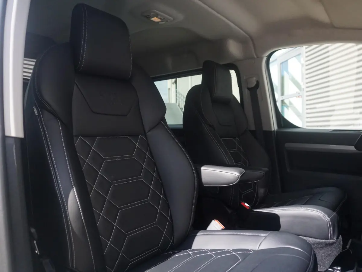 Vivaro-e 75kWh | STX Sport | Mooiste  bus van NL (!) | Lederen bekleding | Spoilerpakket | 18 inch Lichtmetalen velgen | Dynamic Comfort NAV Pakket | Winterpakket | 2x schuifdeur | Betimmeri