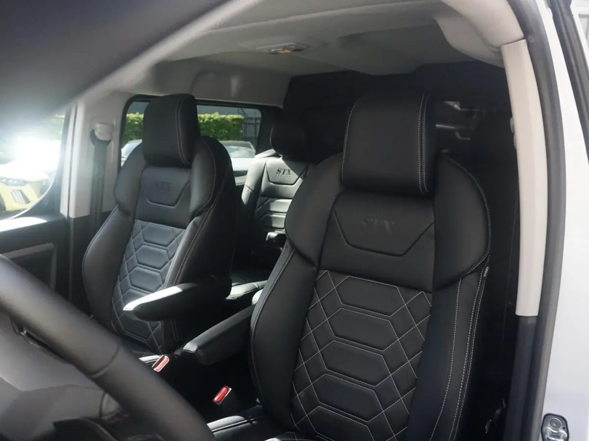 Vivaro-e 75kWh | STX Sport | Mooiste  bus van NL (!) | Lederen bekleding | Spoilerpakket | 18 inch Lichtmetalen velgen | Dynamic Comfort NAV Pakket | Winterpakket | 2x schuifdeur | Betimmeri