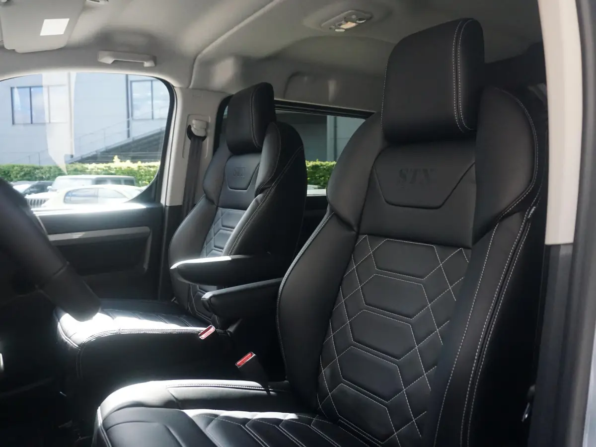 Vivaro-e 75kWh | STX Sport | Mooiste  bus van NL (!) | Lederen bekleding | Spoilerpakket | 18 inch Lichtmetalen velgen | Dynamic Comfort NAV Pakket | Winterpakket | 2x schuifdeur | Betimmeri