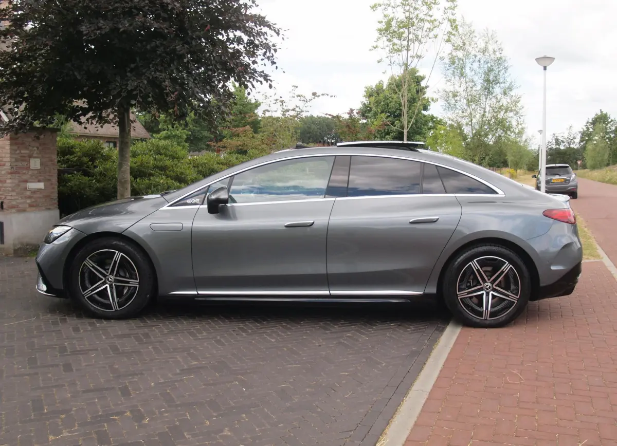 350+ Launch Edition AMG Line 91 kWh | Panoramadak | Burmester | Camera | Sfeerverlichting | ACC |
