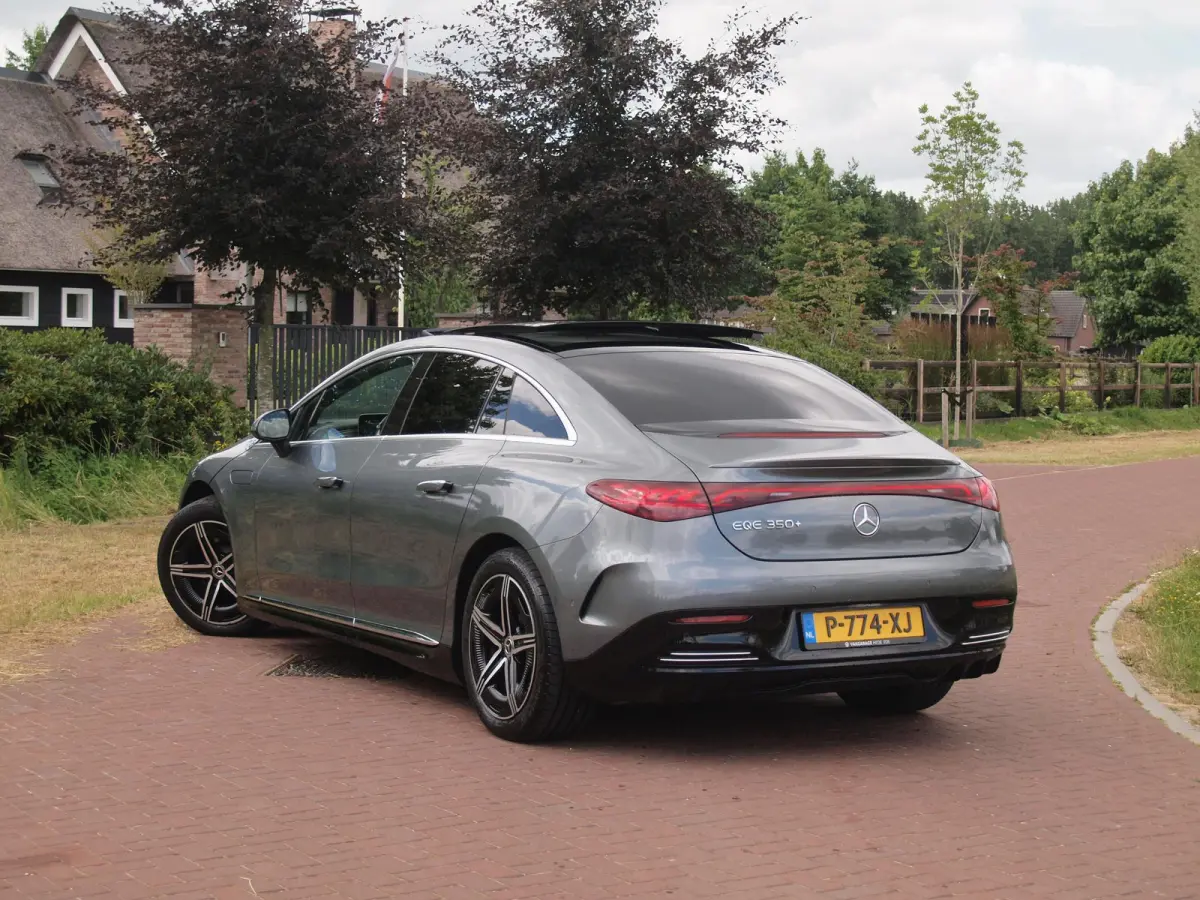 350+ Launch Edition AMG Line 91 kWh | Panoramadak | Burmester | Camera | Sfeerverlichting | ACC |