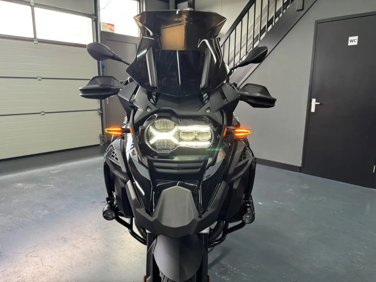 Triple Black BOMVOL!