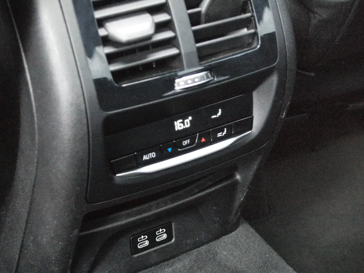 xDrive30e Business Edition Plus | Panoramadak | Head-Up Display | Camera | Sfeerverlichting | LED-Laser |