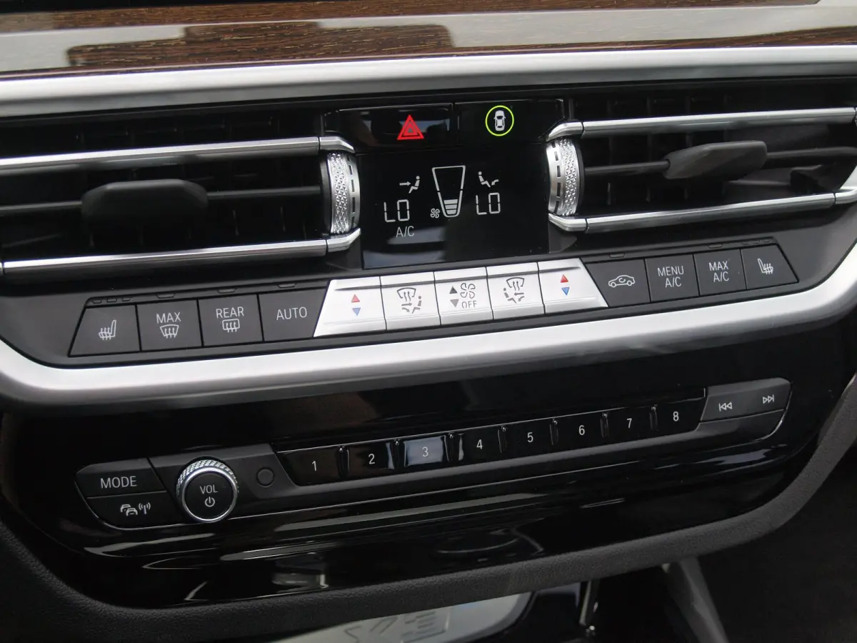 xDrive30e Business Edition Plus | Panoramadak | Head-Up Display | Camera | Sfeerverlichting | LED-Laser |