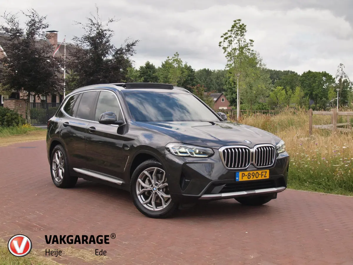 xDrive30e Business Edition Plus | Panoramadak | Head-Up Display | Camera | Sfeerverlichting | LED-Laser |