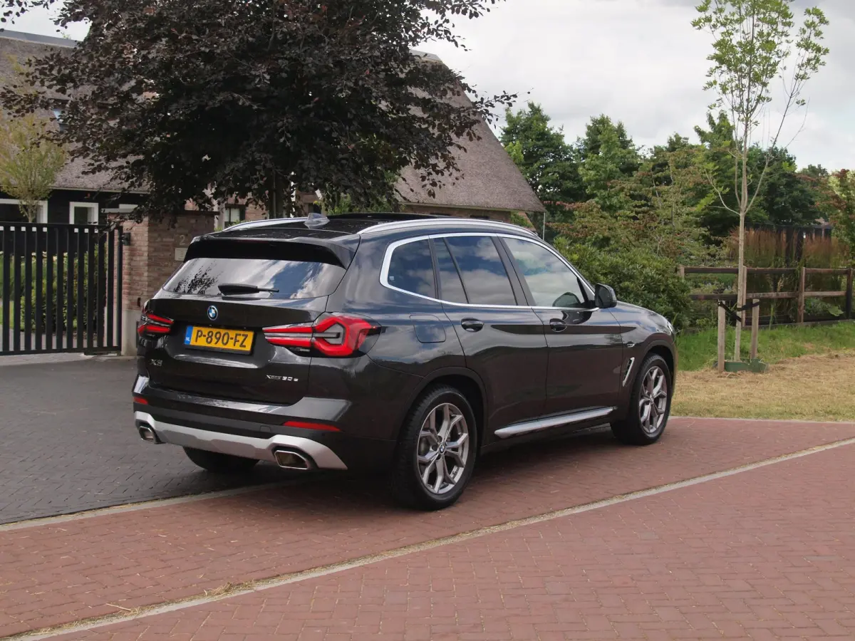xDrive30e Business Edition Plus | Panoramadak | Head-Up Display | Camera | Sfeerverlichting | LED-Laser |