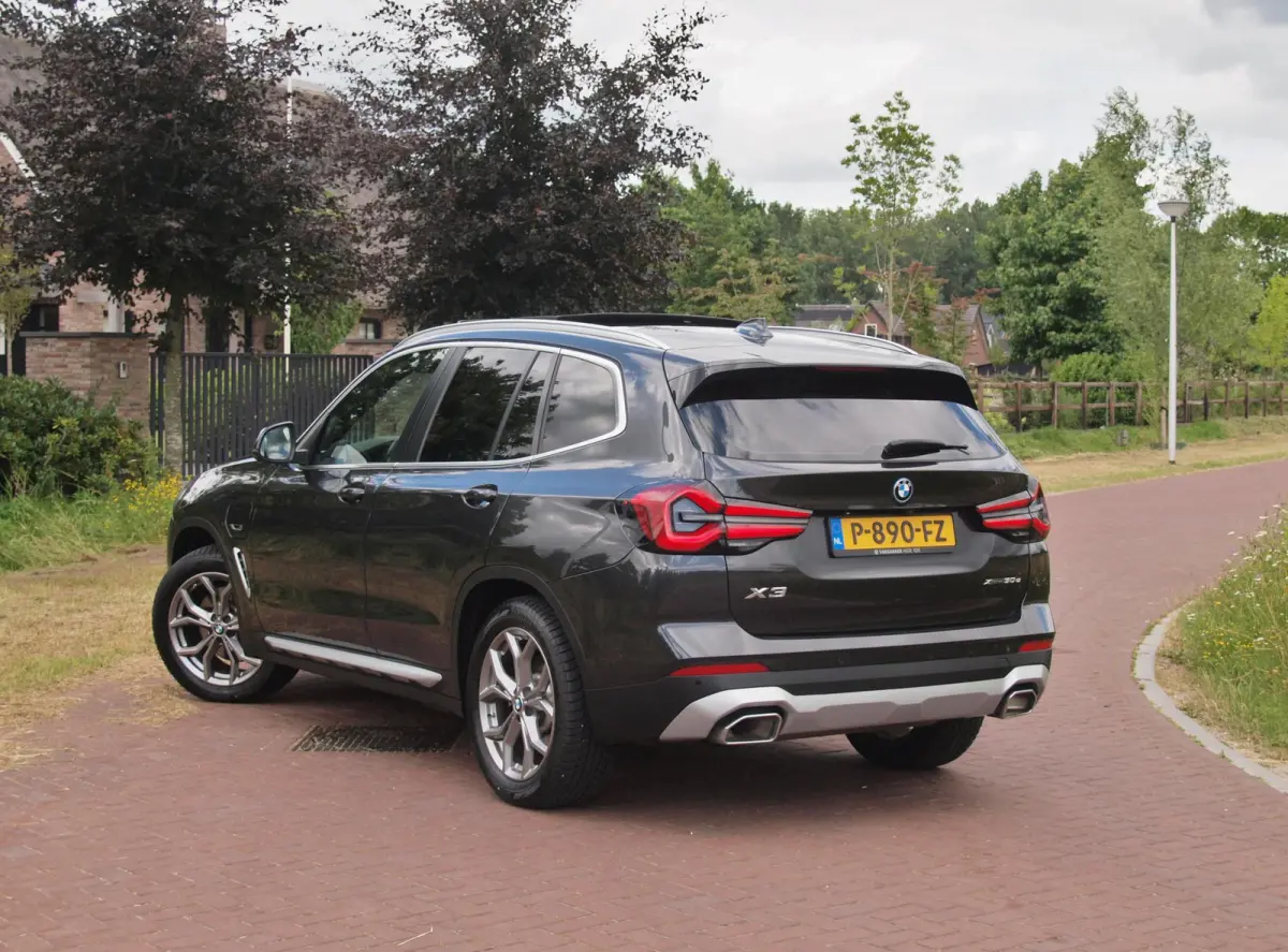 xDrive30e Business Edition Plus | Panoramadak | Head-Up Display | Camera | Sfeerverlichting | LED-Laser |
