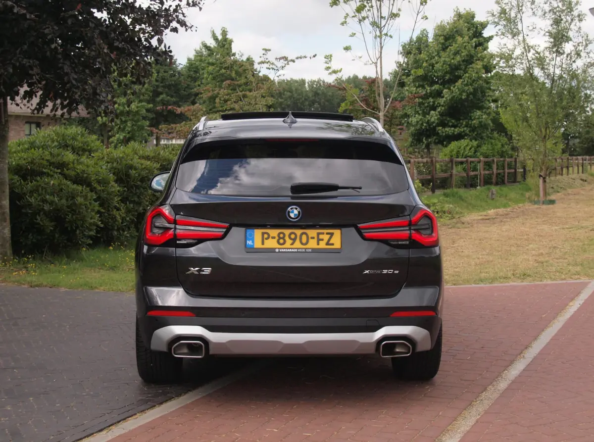 xDrive30e Business Edition Plus | Panoramadak | Head-Up Display | Camera | Sfeerverlichting | LED-Laser |
