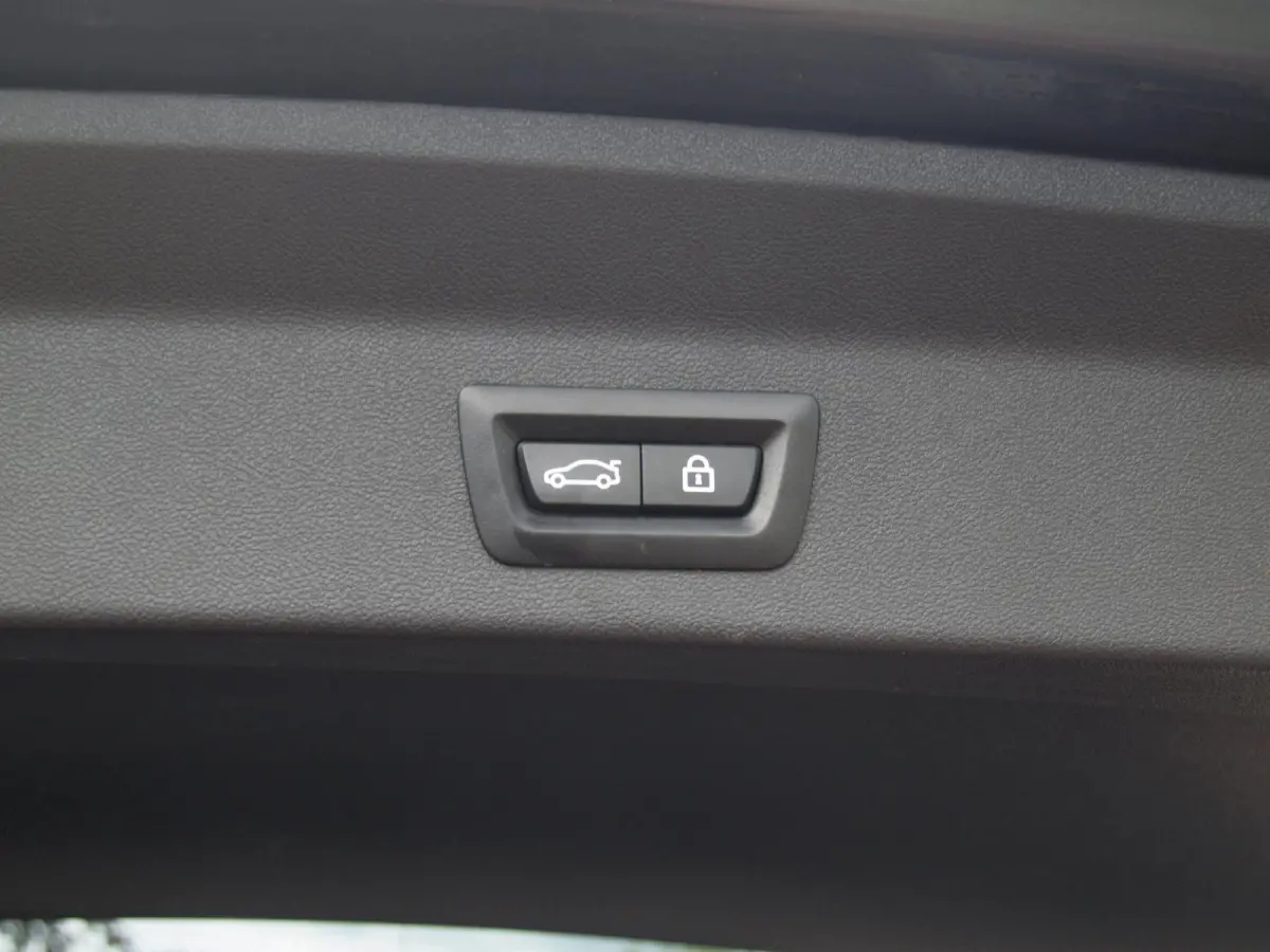 xDrive30e Business Edition Plus | Panoramadak | Head-Up Display | Camera | Sfeerverlichting | LED-Laser |