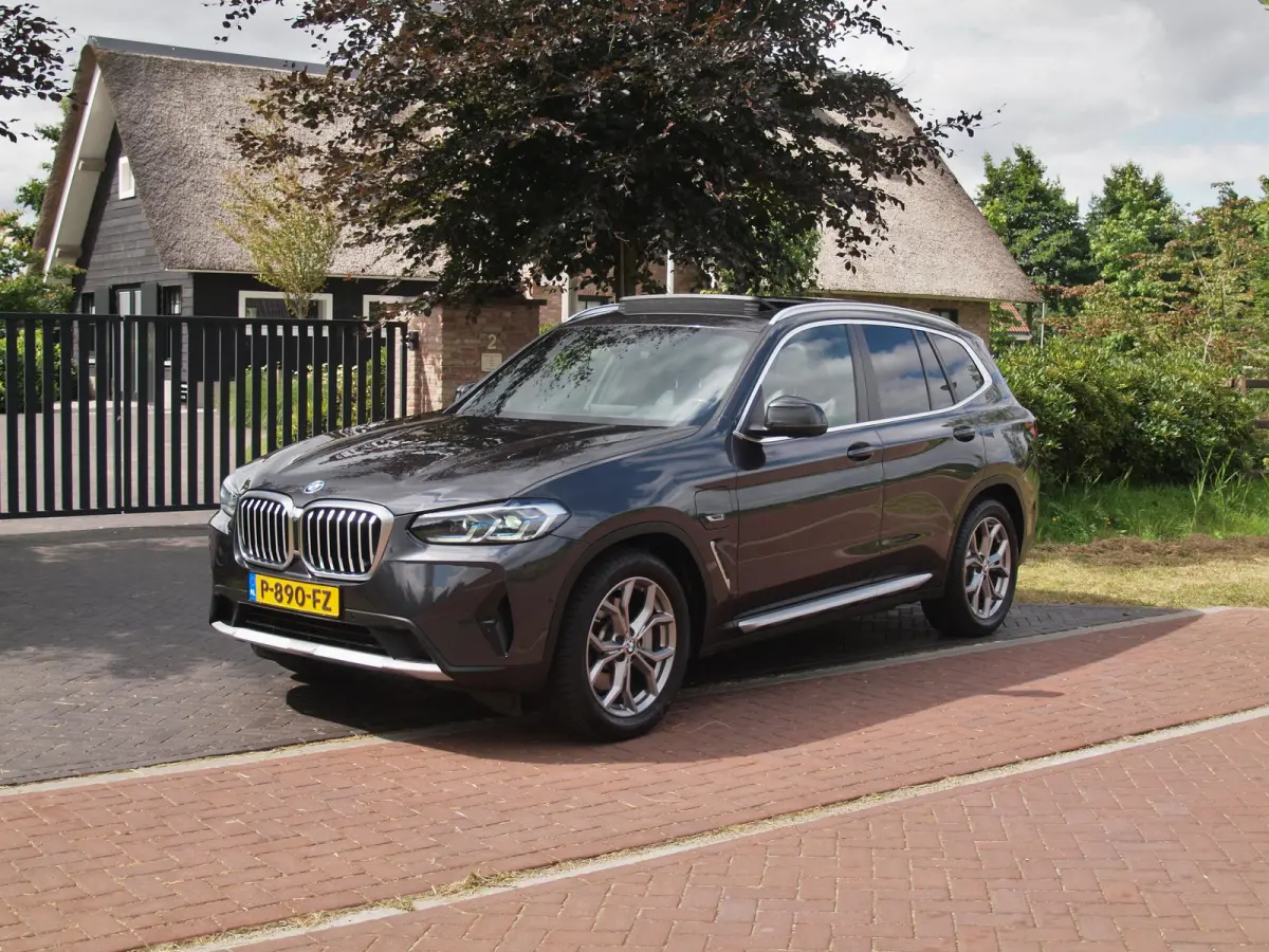 xDrive30e Business Edition Plus | Panoramadak | Head-Up Display | Camera | Sfeerverlichting | LED-Laser |