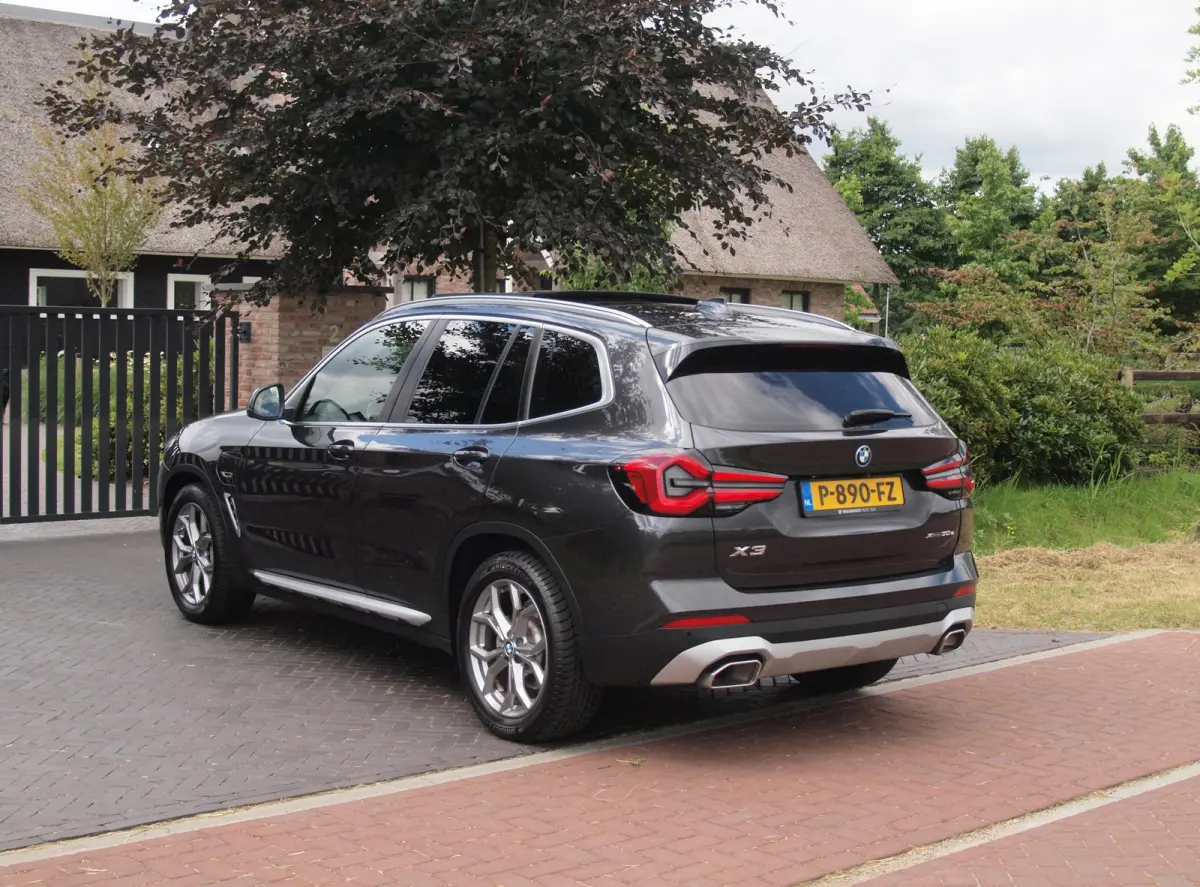 xDrive30e Business Edition Plus | Panoramadak | Head-Up Display | Camera | Sfeerverlichting | LED-Laser |