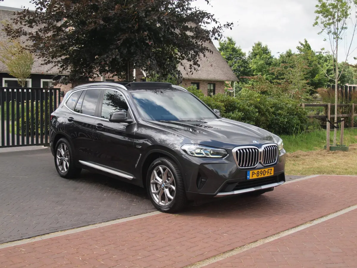 xDrive30e Business Edition Plus | Panoramadak | Head-Up Display | Camera | Sfeerverlichting | LED-Laser |
