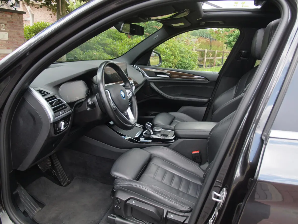 xDrive30e Business Edition Plus | Panoramadak | Head-Up Display | Camera | Sfeerverlichting | LED-Laser |