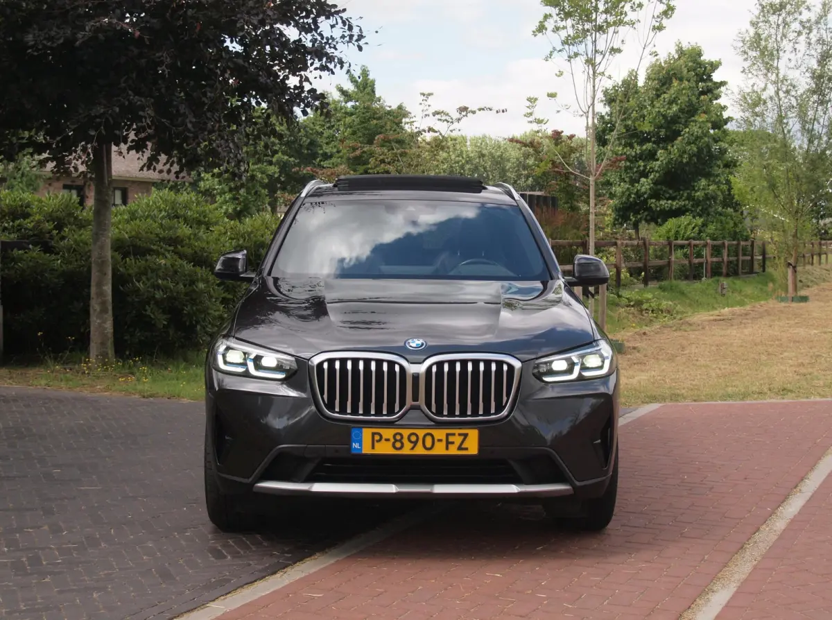 xDrive30e Business Edition Plus | Panoramadak | Head-Up Display | Camera | Sfeerverlichting | LED-Laser |