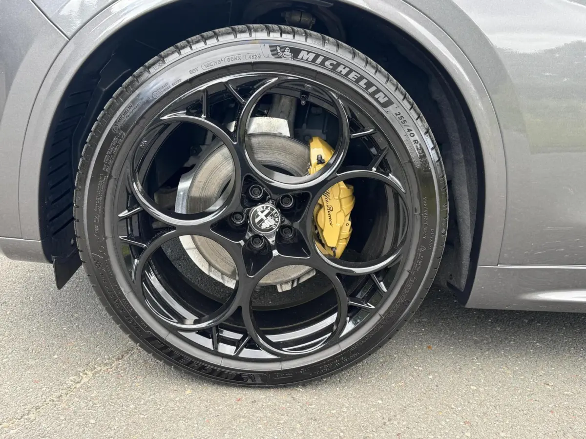 2.0t Q4 Veloce My24 model, 21inch!!