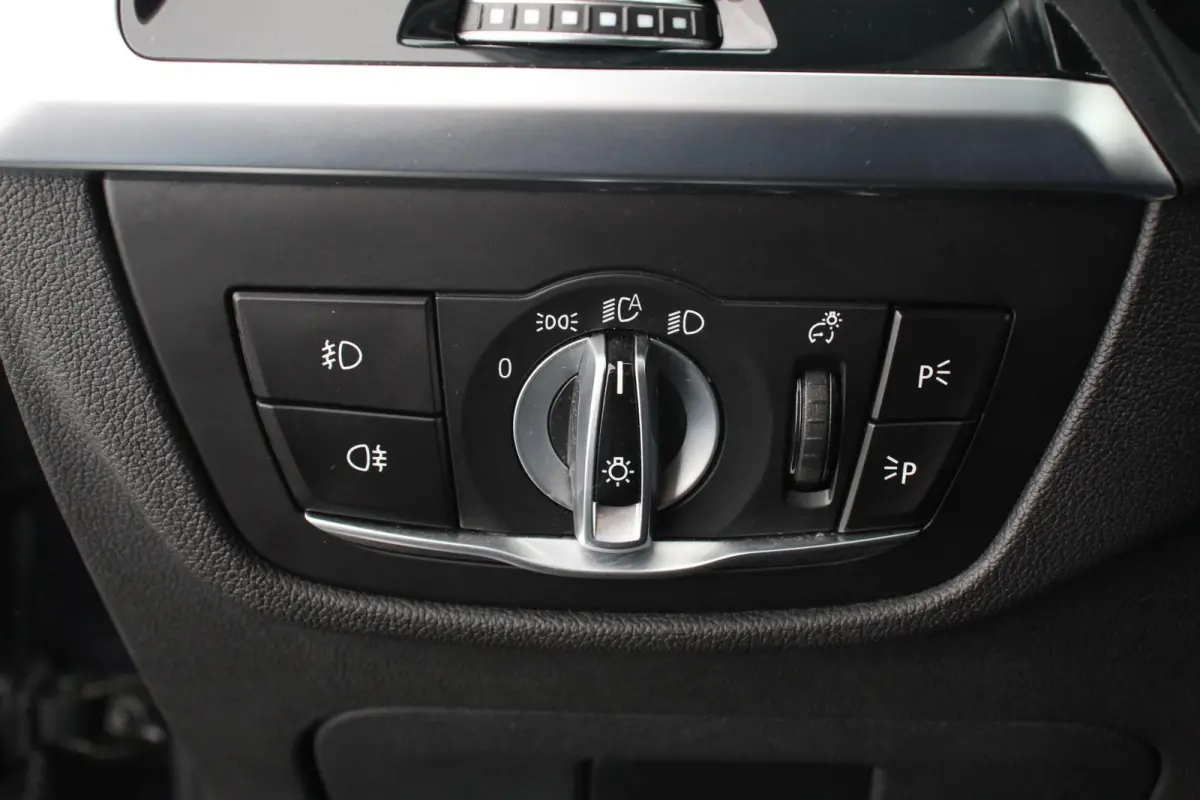 xDrive30e 292pk Hybrid Steptronic M Sport DEMO Navigatie Apple Carplay/Android Auto Parkeersensoren Camera Panoramadak Adaptive Cruise Control Adaptieve LED-koplampen Sound-systeem Harman-Ka