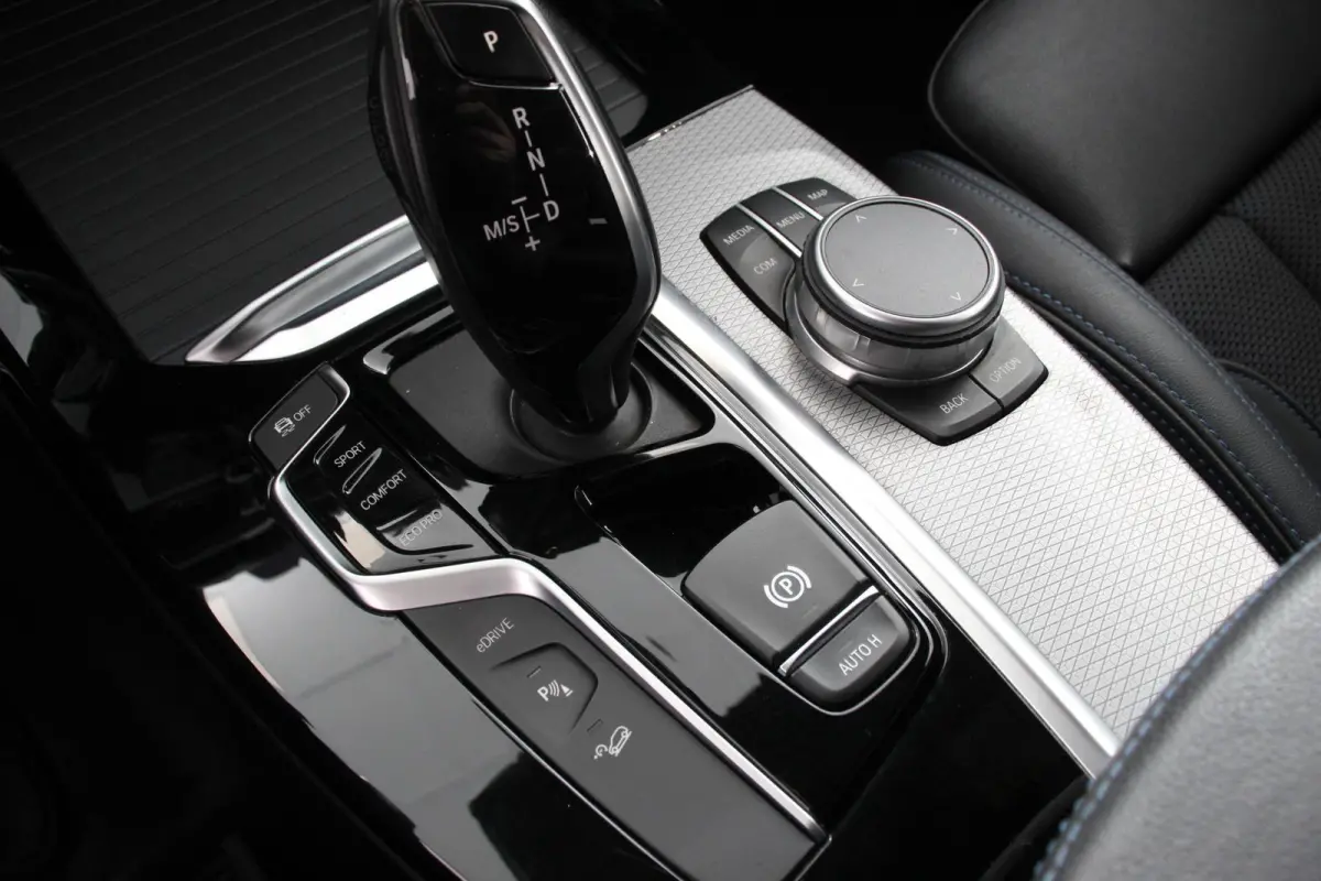 xDrive30e 292pk Hybrid Steptronic M Sport DEMO Navigatie Apple Carplay/Android Auto Parkeersensoren Camera Panoramadak Adaptive Cruise Control Adaptieve LED-koplampen Sound-systeem Harman-Ka