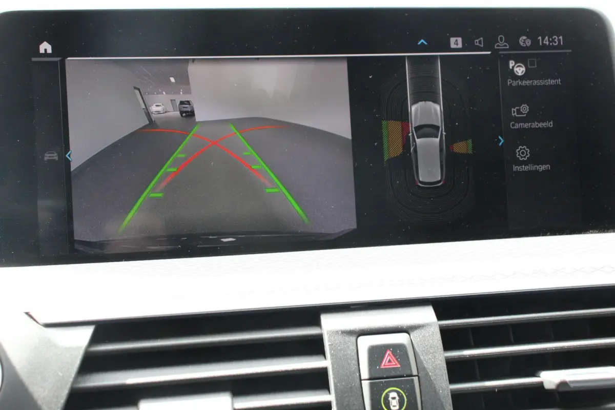 xDrive30e 292pk Hybrid Steptronic M Sport DEMO Navigatie Apple Carplay/Android Auto Parkeersensoren Camera Panoramadak Adaptive Cruise Control Adaptieve LED-koplampen Sound-systeem Harman-Ka