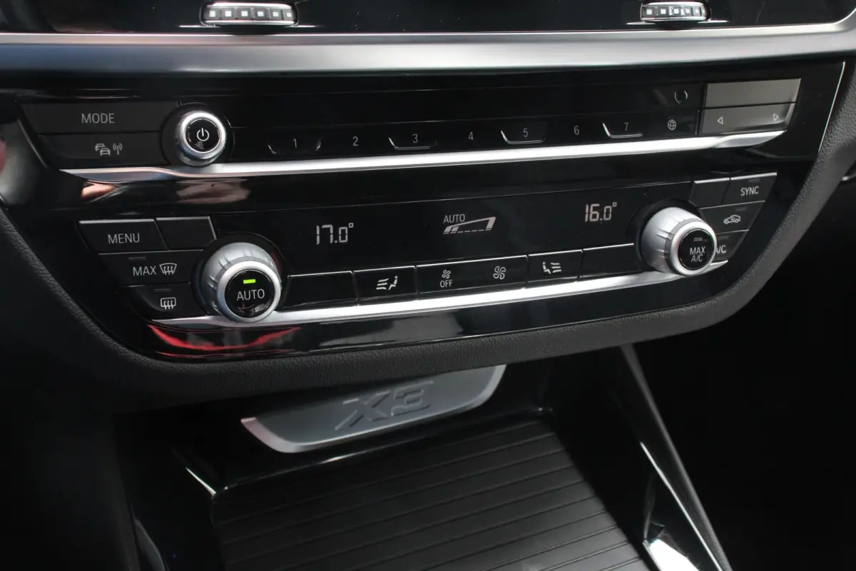 xDrive30e 292pk Hybrid Steptronic M Sport DEMO Navigatie Apple Carplay/Android Auto Parkeersensoren Camera Panoramadak Adaptive Cruise Control Adaptieve LED-koplampen Sound-systeem Harman-Ka