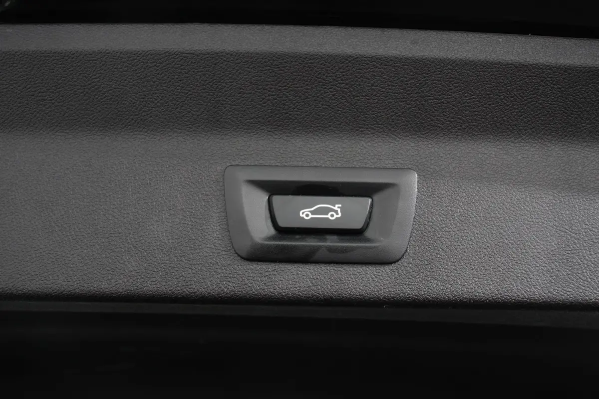 xDrive30e 292pk Hybrid Steptronic M Sport DEMO Navigatie Apple Carplay/Android Auto Parkeersensoren Camera Panoramadak Adaptive Cruise Control Adaptieve LED-koplampen Sound-systeem Harman-Ka