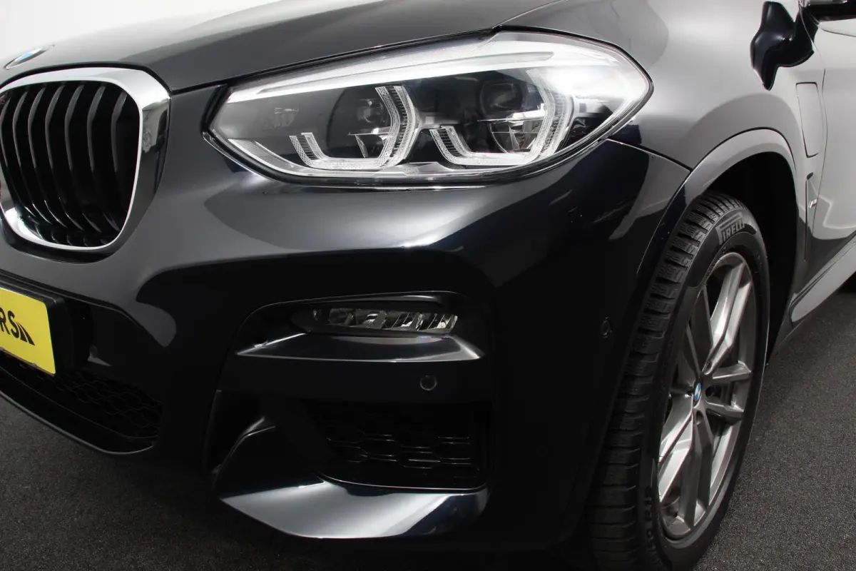 xDrive30e 292pk Hybrid Steptronic M Sport DEMO Navigatie Apple Carplay/Android Auto Parkeersensoren Camera Panoramadak Adaptive Cruise Control Adaptieve LED-koplampen Sound-systeem Harman-Ka