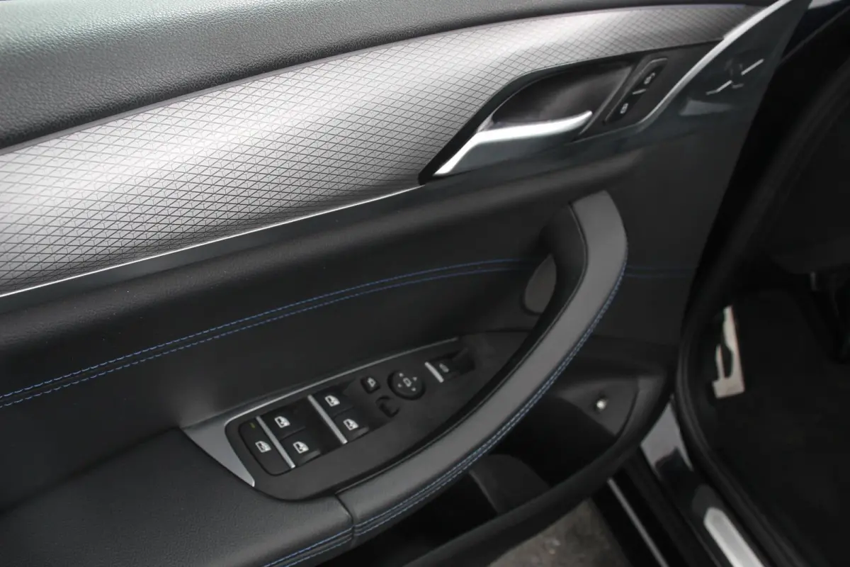 xDrive30e 292pk Hybrid Steptronic M Sport DEMO Navigatie Apple Carplay/Android Auto Parkeersensoren Camera Panoramadak Adaptive Cruise Control Adaptieve LED-koplampen Sound-systeem Harman-Ka