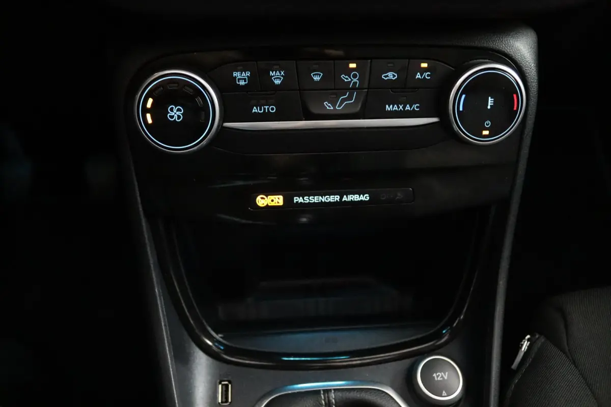 1.0 EcoBoost Titanium*ACC*PANO*CAM*LED*NAVI