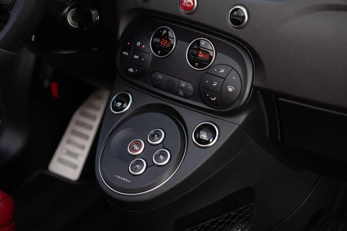 C 1.4 T-Jet Abarth 595 Competizione | 180Pk | Cabrio | Automaat | Brembo | Xenon | Leder | Carbon | Digitaal Dashboard | Dealer Onderhouden