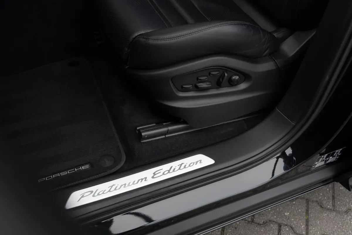 3.0 E-Hybrid Platinum Edition|SportDesign|Trekhaak|Panoramadak|Luchtvering|Keyless|SportChrono|BTW Auto|Dealer Onderhouden