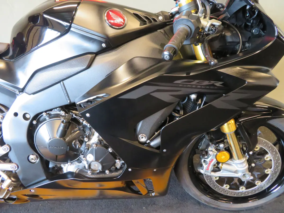 CBR 1000 RR-R SP FIREBLADE TOPPER!