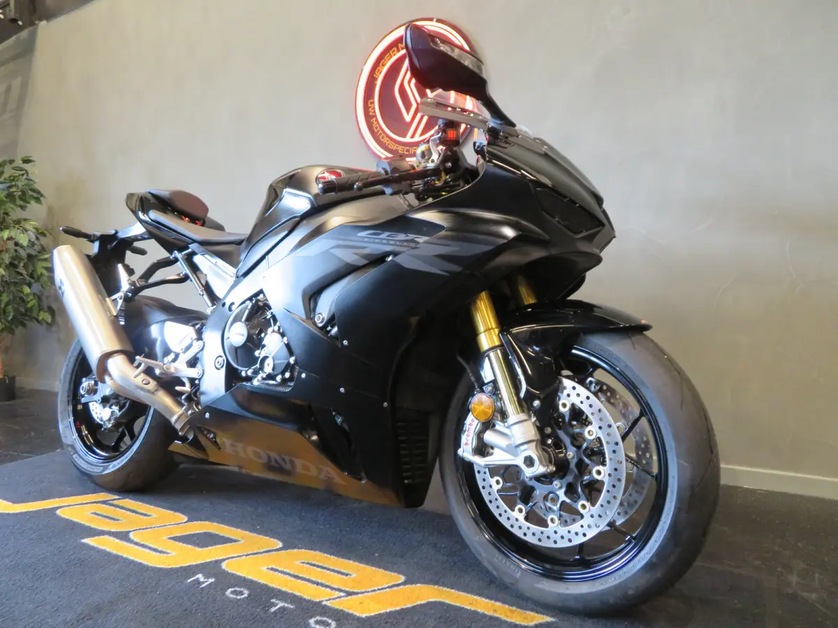 CBR 1000 RR-R SP FIREBLADE TOPPER!