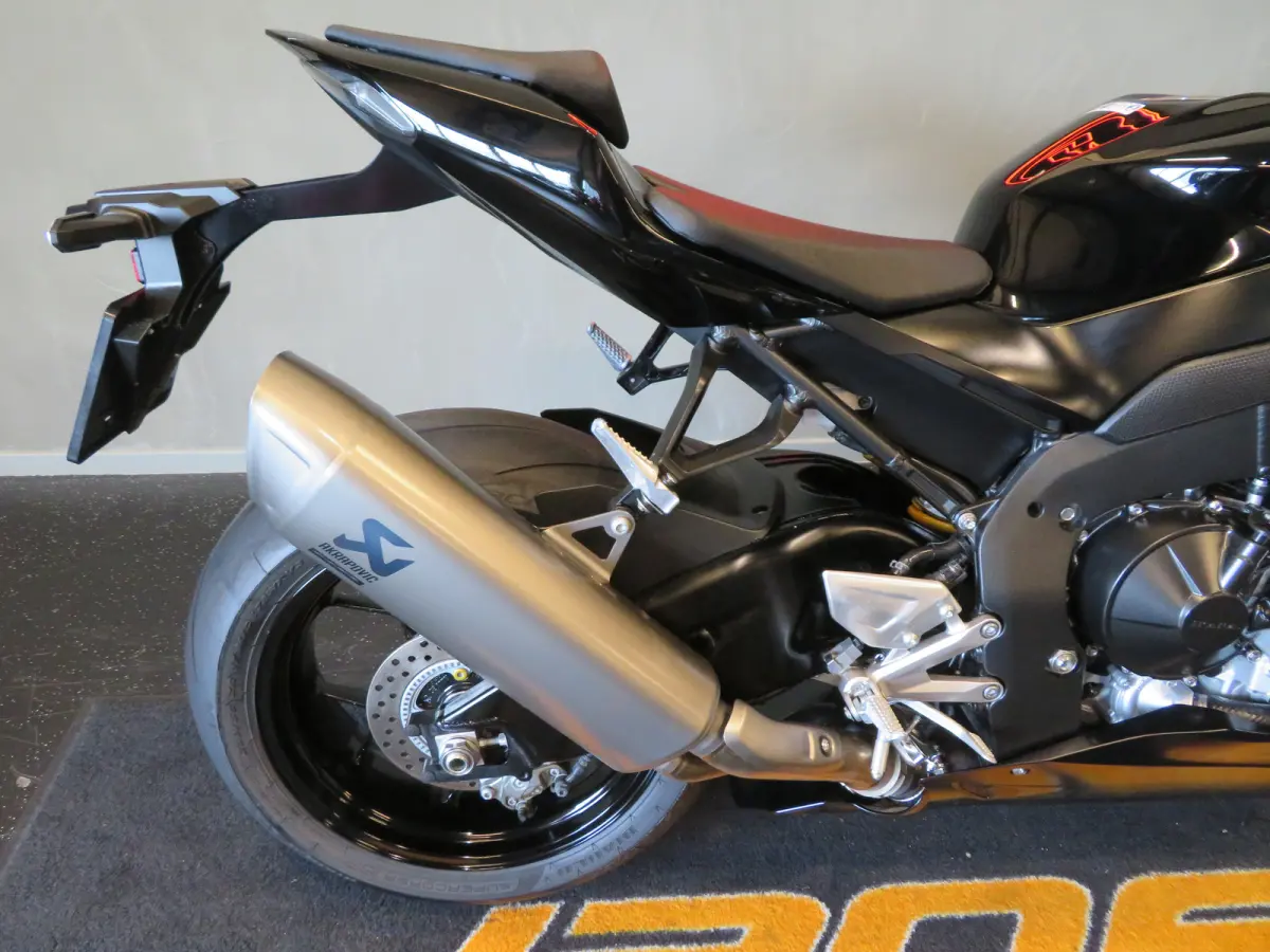 CBR 1000 RR-R SP FIREBLADE TOPPER!