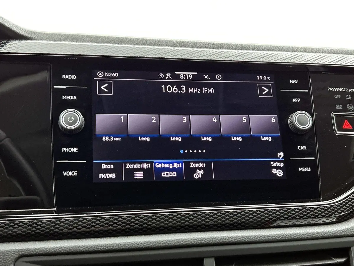 1.0 TSI Life Business | Parkeersensoren Voor/achter | 15 Inch velgen | Cruise control | Stoelverwarming | Airco | Navigatie |