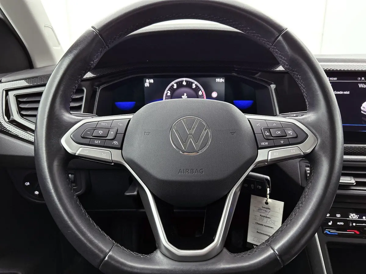1.0 TSI Life Business | Parkeersensoren Voor/achter | 15 Inch velgen | Cruise control | Stoelverwarming | Airco | Navigatie |