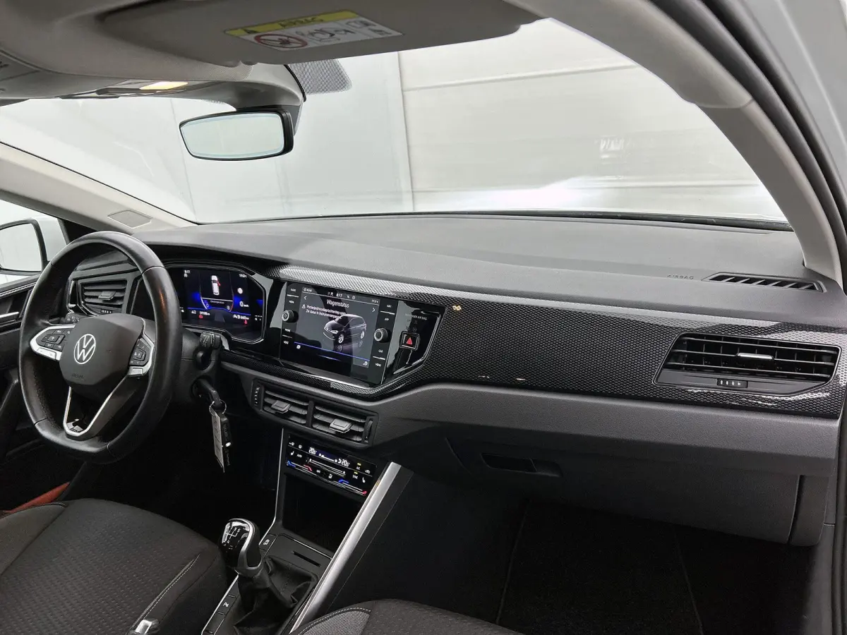 1.0 TSI Life Business | Parkeersensoren Voor/achter | 15 Inch velgen | Cruise control | Stoelverwarming | Airco | Navigatie |