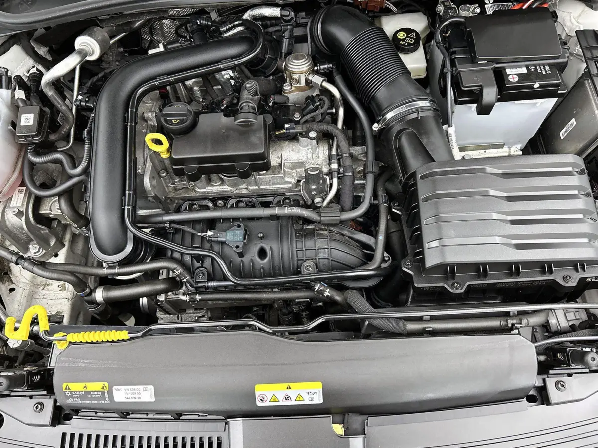1.0 TSI Life Business | Parkeersensoren Voor/achter | 15 Inch velgen | Cruise control | Stoelverwarming | Airco | Navigatie |